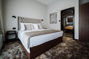 Postel nebo postele na pokoji v ubytování Hotel Barcode Wellness & Spa
