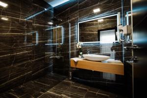 Koupelna v ubytování Hotel Barcode Wellness & Spa