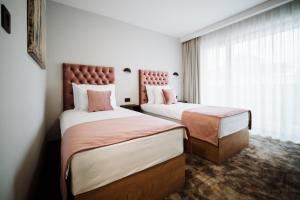 Postel nebo postele na pokoji v ubytování Hotel Barcode Wellness & Spa