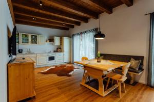 uma cozinha com uma mesa de madeira num quarto em Apartment Bergblick em Reith bei Seefeld