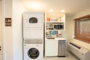 uma lavandaria com máquina de lavar e secar roupa em Little Beaver Inn em Green Mountain Falls