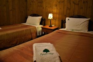 Postel nebo postele na pokoji v ubytování EVIA FOREST VILLAGE