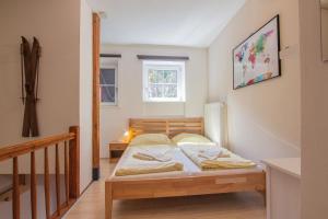 małą sypialnię z łóżkiem w pokoju w obiekcie Apartment Peacock - Steinbock Lodges w mieście Zell am See