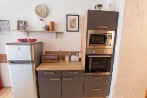 kuchnia z lodówką i kuchenką mikrofalową w obiekcie Apartment Peacock - Steinbock Lodges w mieście Zell am See