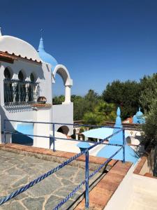 uma piscina num resort com um edifício branco em Villa Eva em Anacapri