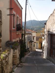 Une ruelle dans une vieille ville avec des bâtiments dans l'établissement Troullos Traditional Homes, à Archanes