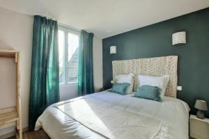 una camera da letto con un letto grande con pareti verdi di Le Cottage Duo Vigne Rouge Clim Gaillac entre Albi-Toulouse & Les Cottages du Tarn a Brens