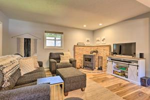 Gambar di galeri bagi Hot Tub, Fire Pit and Resort Perks Tobyhanna Home! di Tobyhanna