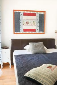 una camera con letto e piumone blu di A La Villa Boucicaut a Chalon-sur-Saône