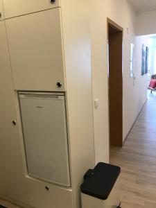 een kamer met een koelkast en een vuilnisbak bij Sport-Alpin-Wohnung-4 in Oberstdorf
