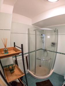 フヴァルにあるApartment Brankaのバスルーム(ガラス張りのシャワー、テーブル付) +58枚の写真