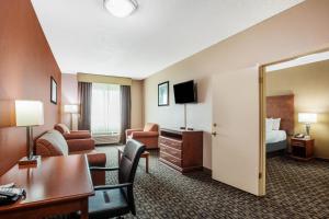 Cette chambre comprend un lit, un bureau et une chaise. dans l'établissement La Quinta Inn by Wyndham Decatur Alabama, à Decatur
