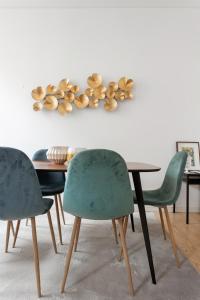una sala da pranzo con tavolo e 4 sedie di Prata Street-Your Home in Lisbon a Lisbona