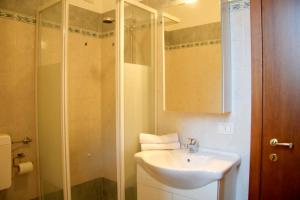 A bathroom at Villa Sole Még 37 kép