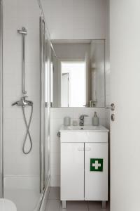 bagno bianco con lavandino e doccia di Prata Street-Your Home in Lisbon a Lisbona