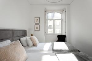 una camera bianca con un letto e una finestra di Prata Street-Your Home in Lisbon a Lisbona