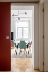 una sala da pranzo con tavolo e sedie di Prata Street-Your Home in Lisbon a Lisbona