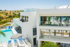 een luchtzicht op een wit gebouw met een zwembad bij Villa Charlotte by Algarve Vacation in Armação de Pêra