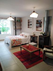 Schlafzimmer mit einem Bett und einem Couchtisch in der Unterkunft La casa de Caro in Mar de Cobo