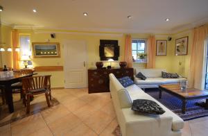 een woonkamer met een bank en een tafel bij Reet-Eckhaus-17f-Moosbeere in Gager