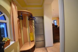 een kast met een spiegel in de kamer bij Reet-Eckhaus-17f-Moosbeere in Gager +32 foto's