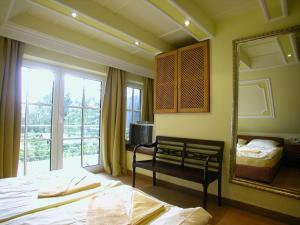 een slaapkamer met een spiegel, een bed en een raam bij Reet-Eckhaus-17f-Moosbeere in Gager