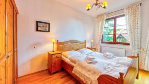 Posteľ alebo postele v izbe v ubytovaní Apartament Klimat Górski na Okrzei - 5D Apartamenty