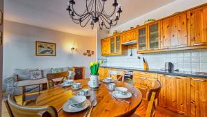 Kuchyňa alebo kuchynka v ubytovaní Apartament Klimat Górski na Okrzei - 5D Apartamenty + 13 fotografií