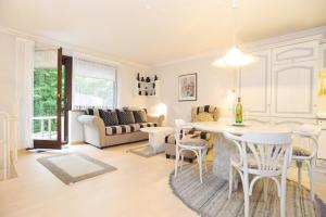 cocina y sala de estar con mesa y sillas en App-Kuestenperle, en Westerland