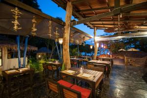 Ein Restaurant oder anderes Speiselokal in der Unterkunft LaLaanta Hideaway Resort 