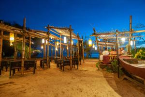 Ein Restaurant oder anderes Speiselokal in der Unterkunft LaLaanta Hideaway Resort 