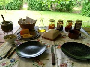 聖馬科斯塞拉利昂的住宿－Lo de Jenny，一张桌子,上面有盘子和罐子的食物