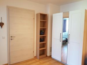 una camera con armadio e porta e una camera da letto di Apartment Life a Radstadt