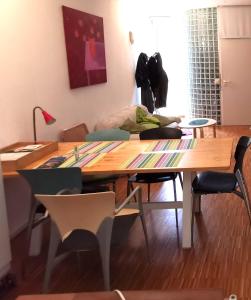 comedor con mesa de madera y sillas en Ferienwohnung im Turm Bellevue mit 3 Schlafzimmern, en Sachsenheim