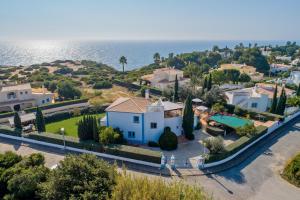 una vista aerea di una casa e dell'oceano di Casa Polgoda luxury villa with ocean views a Carvoeiro