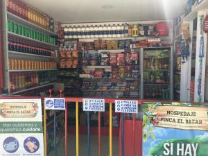 un magasin avec une exposition de nourriture et de boissons dans l'établissement Finca El Bazar, à Montenegro