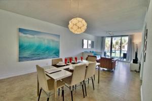 ハリウッドにあるHollywood on The Beachのテーブルと椅子のあるダイニングルームとリビングルーム