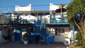 un edificio azul y blanco con una escalera azul en Casablanca del Mar en Santa Clara del Mar