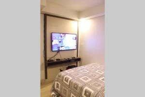 Televisyen dan/atau pusat hiburan di A2J Luxury BGC Balcony Suite Near SM AURA Taguig
