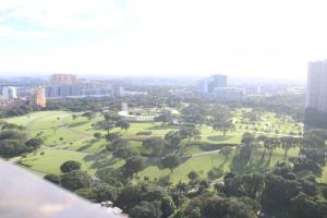 Pemandangan umum bagi Manila atau pemandangan bandar yang diambil dari apartmen