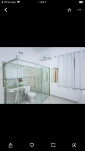 baño con aseo y lavabo y ventana en Villa Nobre Trancoso, en Trancoso