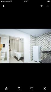 Una foto de un dormitorio con cama y baño en Villa Nobre Trancoso, en Trancoso