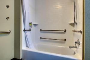 y baño con bañera y ducha. en Staybridge Suites - Rock Hill, an IHG Hotel, en Rock Hill