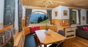 una casa pequeña con una mesa y una ventana en Chalet Schröckgut, en Bad Hofgastein