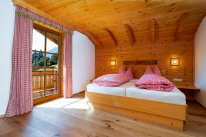 ein Schlafzimmer mit einem Bett und einem großen Fenster in der Unterkunft Chalet Schröckgut in Bad Hofgastein