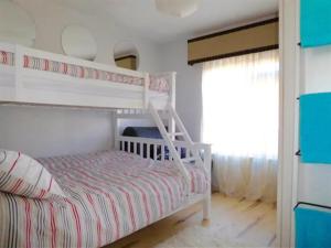 Letto o letti a castello in una camera di Surfside Chalet