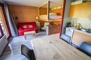 Кухня или мини-кухня в Le Relai S31 - Grand et lumineux studio avec coin montagne 4-6 pers, tout équipé, avec WIFI, à 30m des pistes avec un grand balcon, DRAPS NON COMPRIS
 +14 фотографий