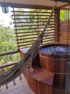 eine Hängematte auf einem Whirlpool auf einer Terrasse in der Unterkunft Villas do Pratagy in Maceió