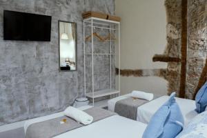 una camera da letto con due letti e uno specchio di Casa Lemus a Madrid Altre 86 foto