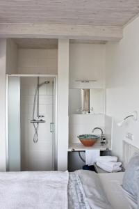 - une chambre avec une douche et un lit dans l'établissement St. Prokop Luxury Apartments 256, à Boží Dar
